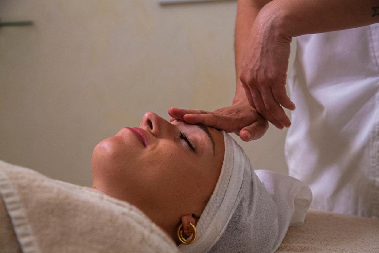 Golden Tower Hotel & Spa Florencja Zewnętrze zdjęcie A woman receiving a facial massage