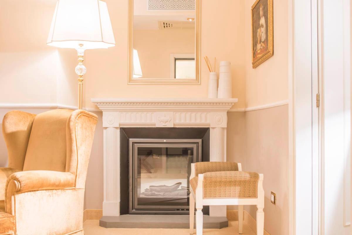 Golden Tower Hotel & Spa Florencja Zewnętrze zdjęcie A fireplace in a living room