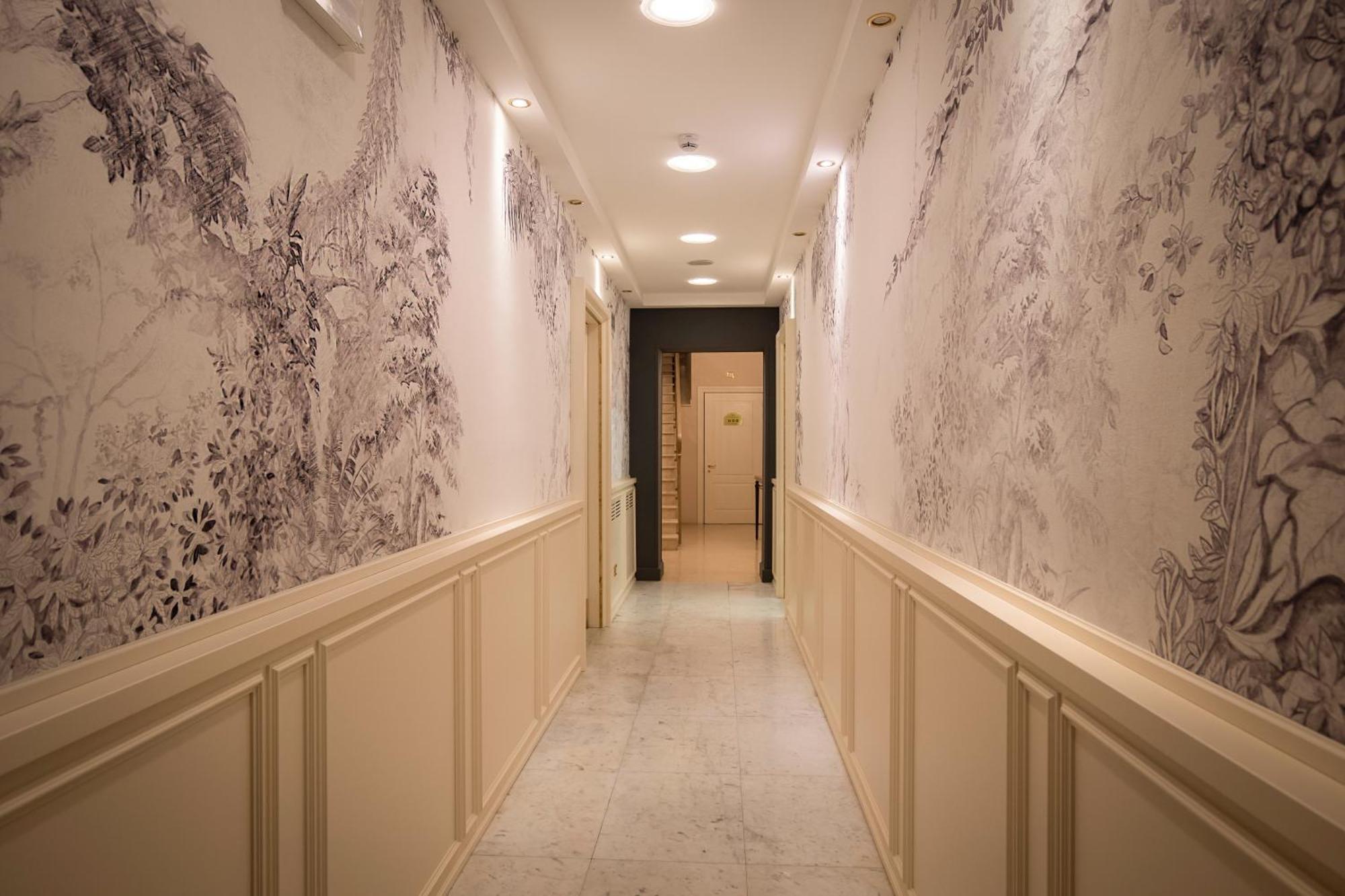 Golden Tower Hotel & Spa Florencja Zewnętrze zdjęcie A corridor in the hotel
